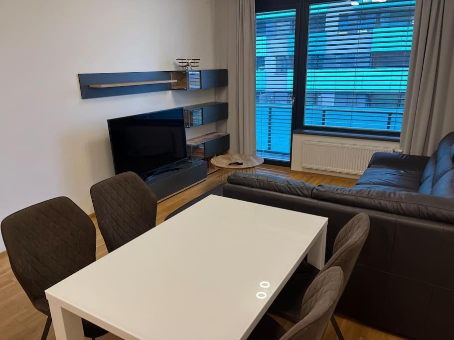 Apartman Holesovice,Balkon,Garaz Praag Buitenkant foto