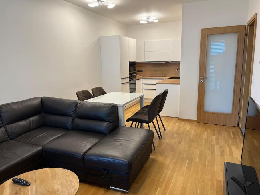 Apartman Holesovice,Balkon,Garaz Praag Buitenkant foto