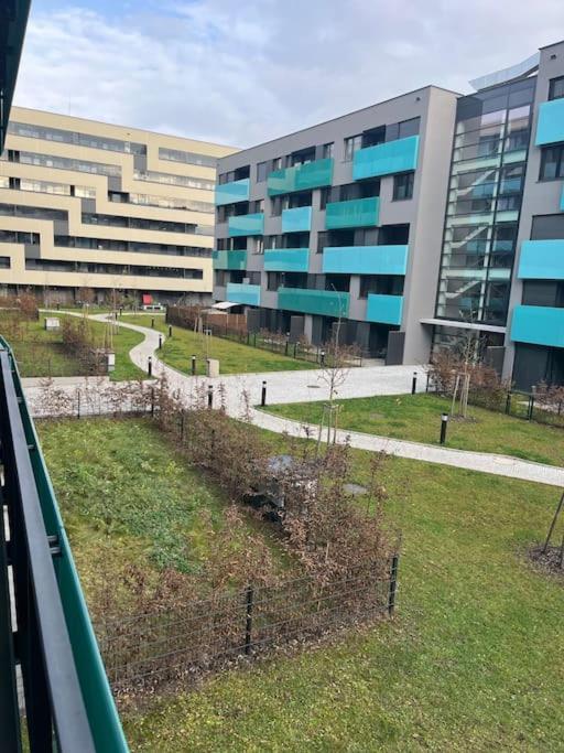 Apartman Holesovice,Balkon,Garaz Praag Buitenkant foto