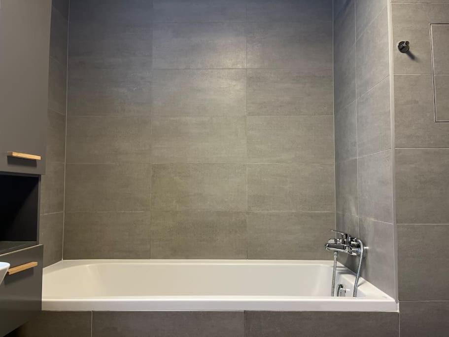Apartman Holesovice,Balkon,Garaz Praag Buitenkant foto