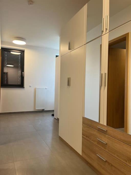 Apartman Holesovice,Balkon,Garaz Praag Buitenkant foto
